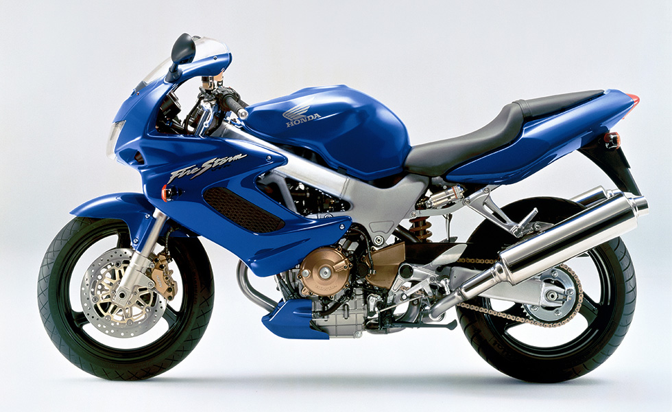 Honda V型2気筒エンジン搭載の大型スポーツバイク ファイアーストーム のカラーリングを変更し発売