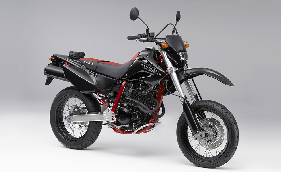 Honda Xr400 モタード の細部の熟成を図るとともにカラーリングを変更し発売