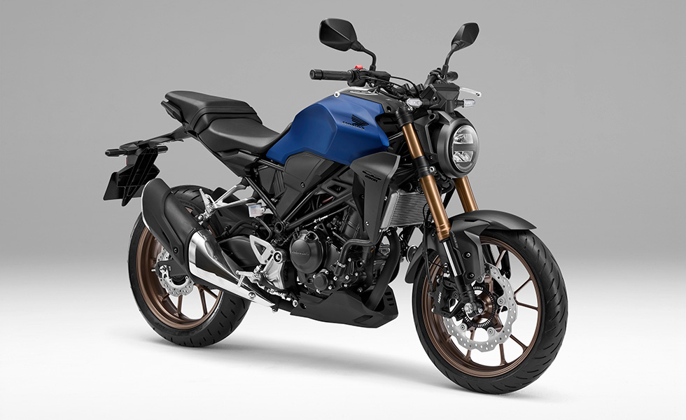Honda ネイキッドロードスポーツモデル「CB250R」の足つき性を向上し、新色を追加して発売