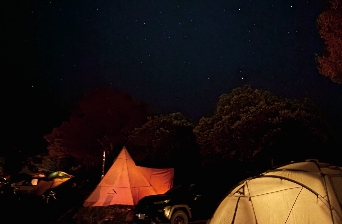 満点の星空のもとでキャンプができる