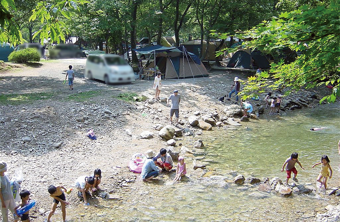 水遊びができる場内を流れる川