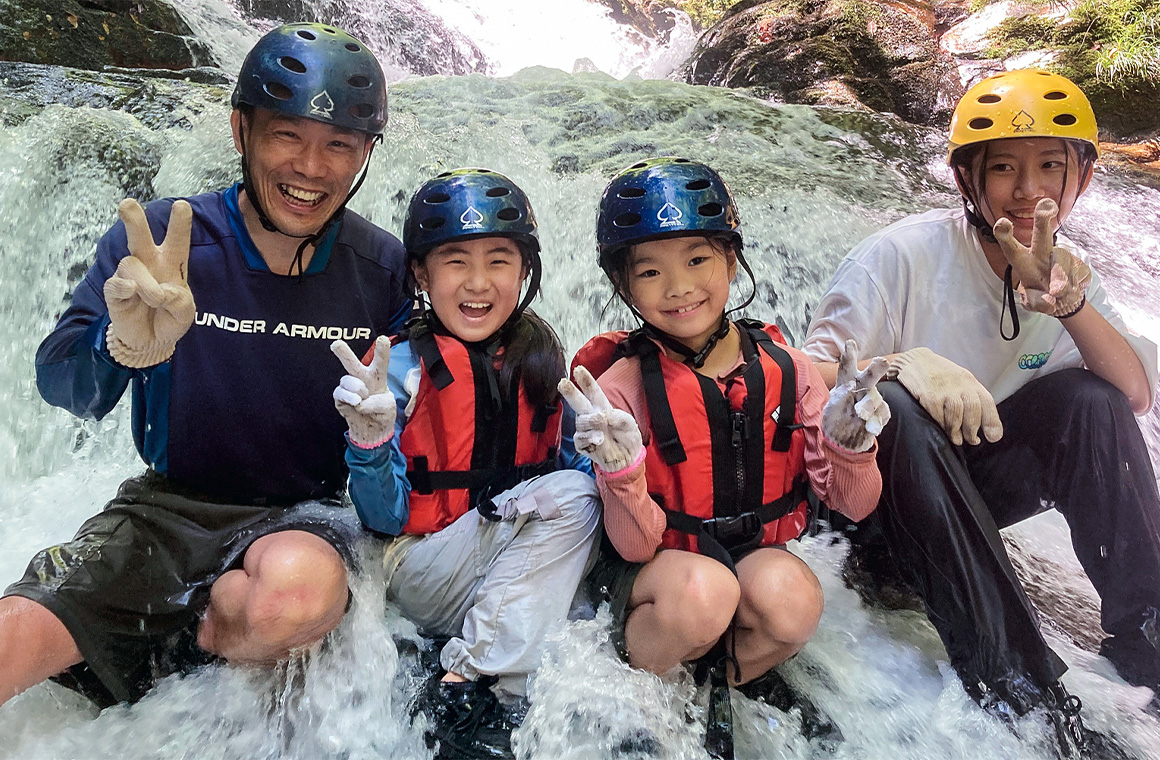 夏はシャワートレッキングで大人も子どもも大はしゃぎ♪