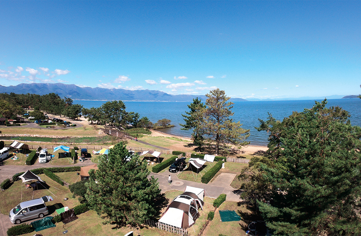 琵琶湖に面したキャンプ場、絶景が広がる