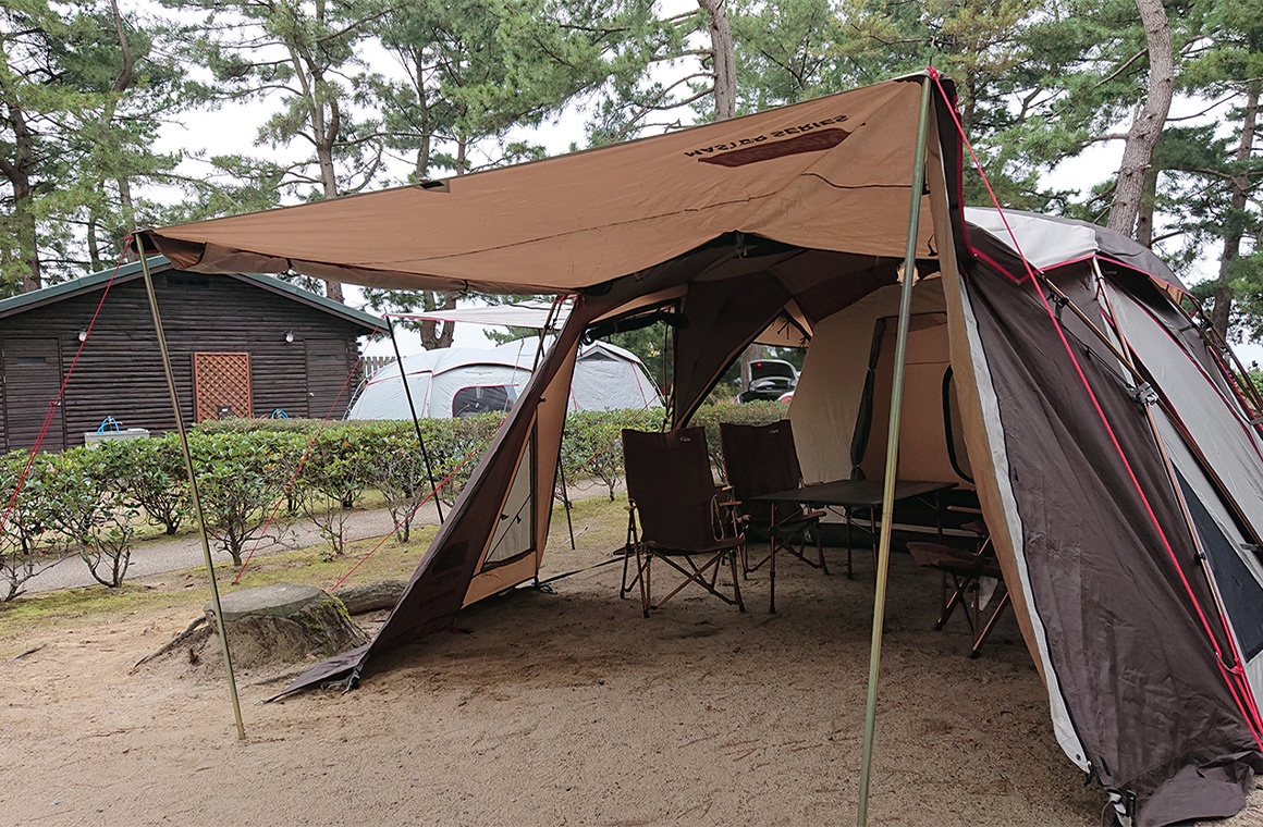 電源のほか、シャワールーム付きで快適