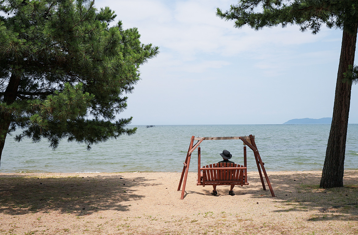 広場にあるブランコでゆったりリラックス