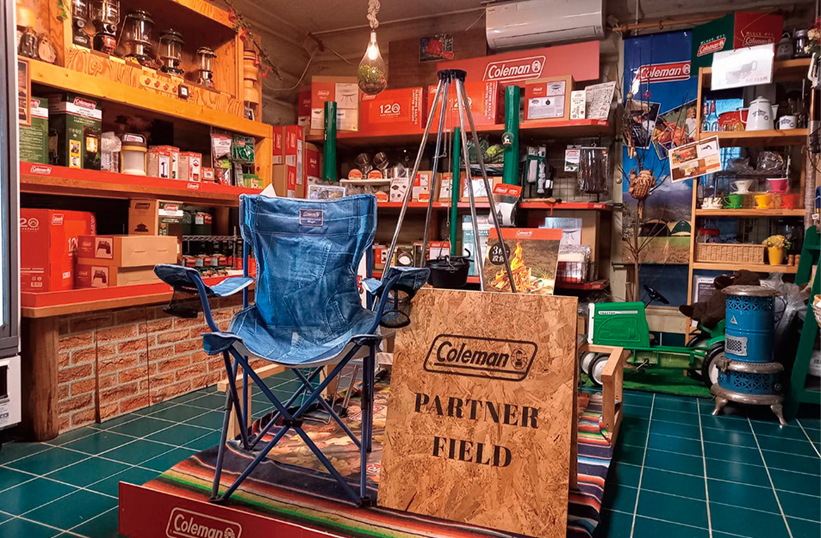 管理棟内の売店は、商品が充実