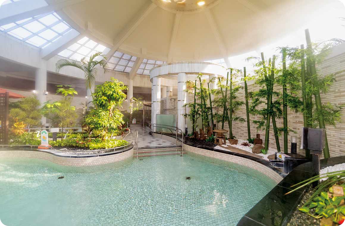 村内のジャングル温泉