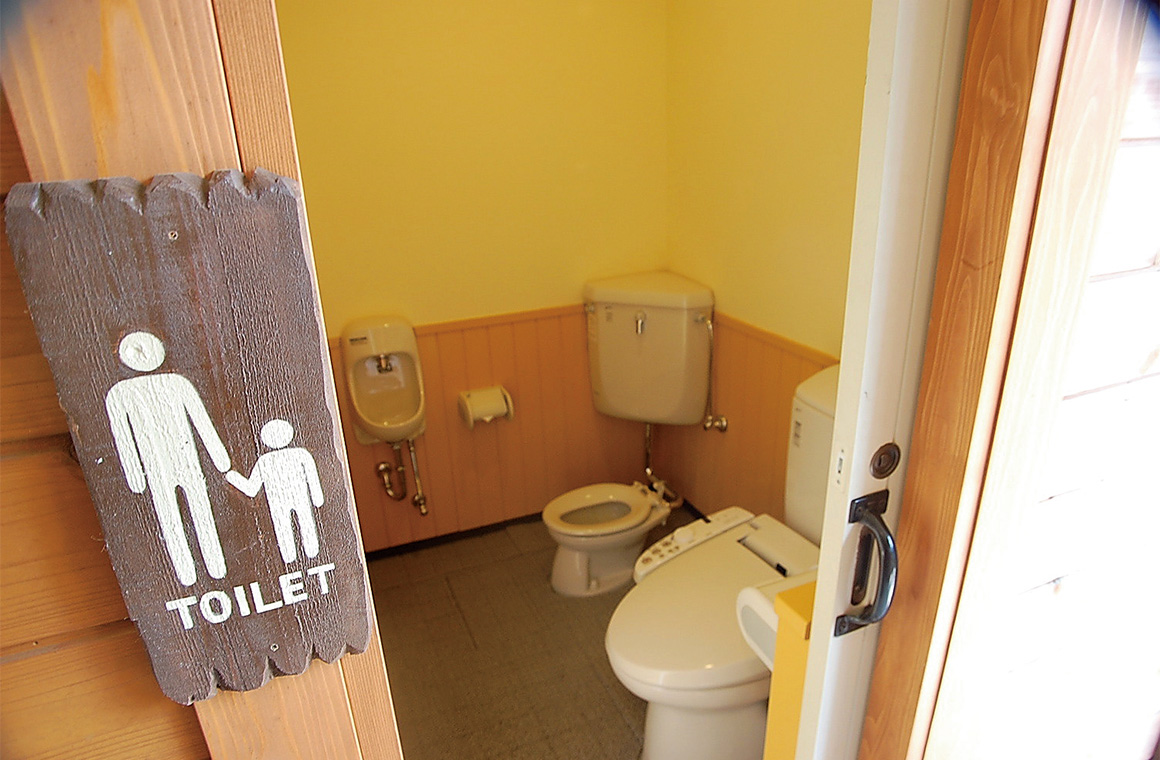 子ども用便器がセットされた親子トイレ