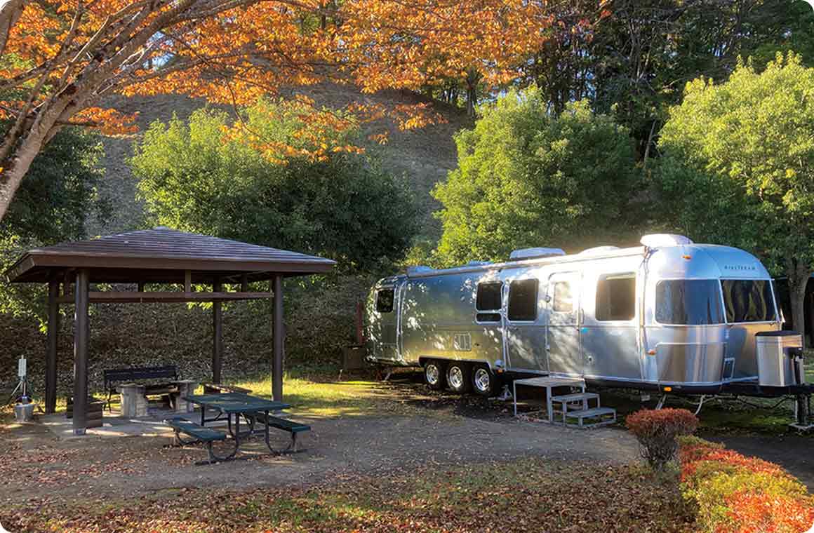 トラベルトレーラーサイトにはアルミボディーの本格的なアメリカントレーラーが設置されている