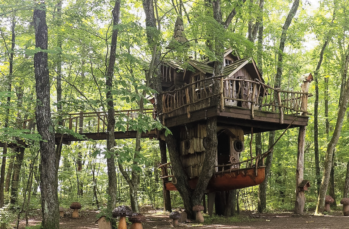 トントゥと樹上回廊でつながっている、まるで樹海を旅するような船のツリーハウス。