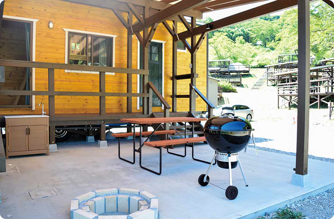 眼前に石老山を望むエリアに、屋外トランポリン付きの「ヤッホーテラス」が登場