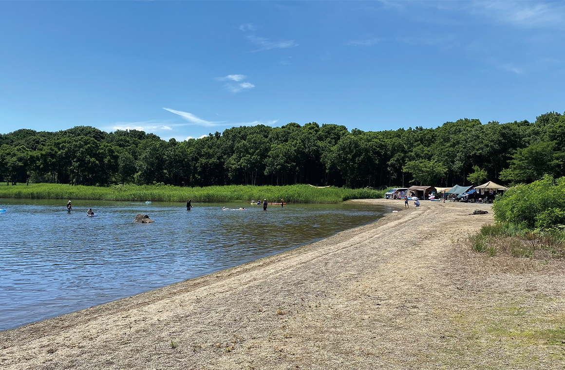サイト前の遊泳場はまるでプライベートビー チ。湖水浴ができる