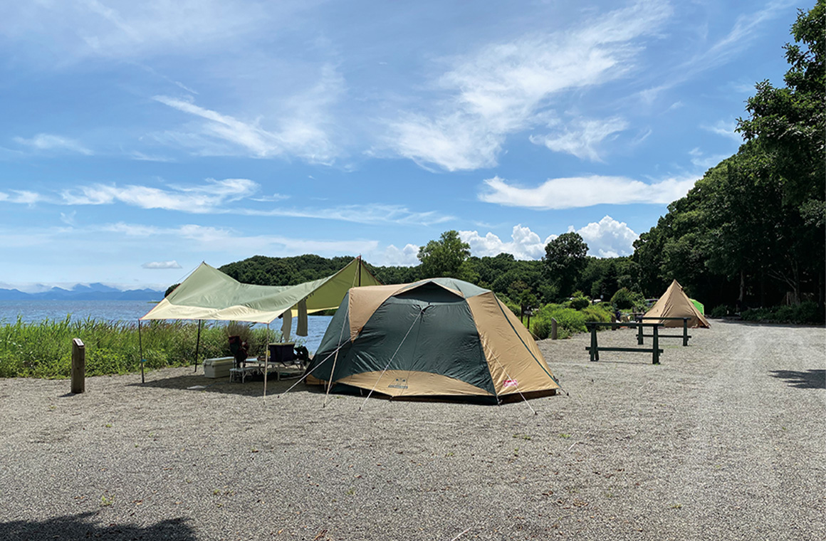 開放的な湖畔のサイト