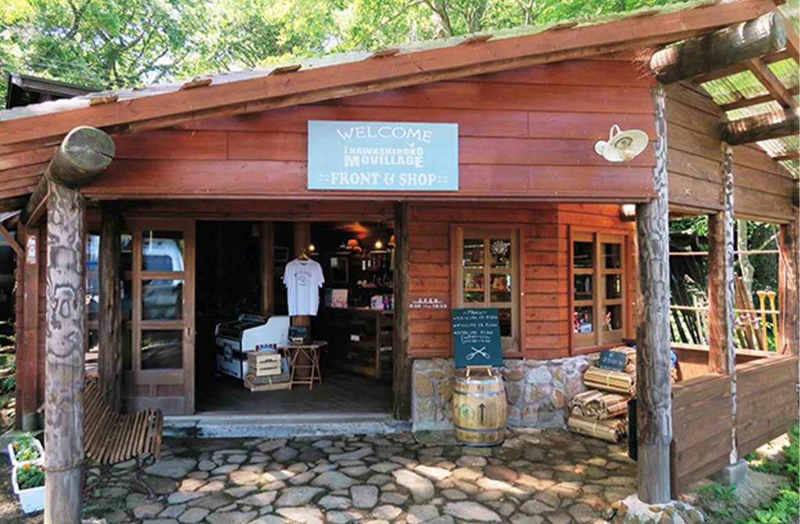 管理棟の売店では生鮮食料品以外はたいていのものが揃う