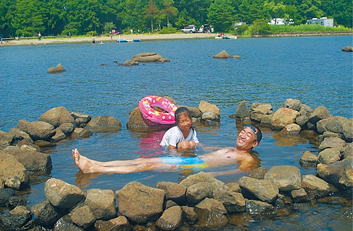 湖は遠浅なのでこんな楽しみもある