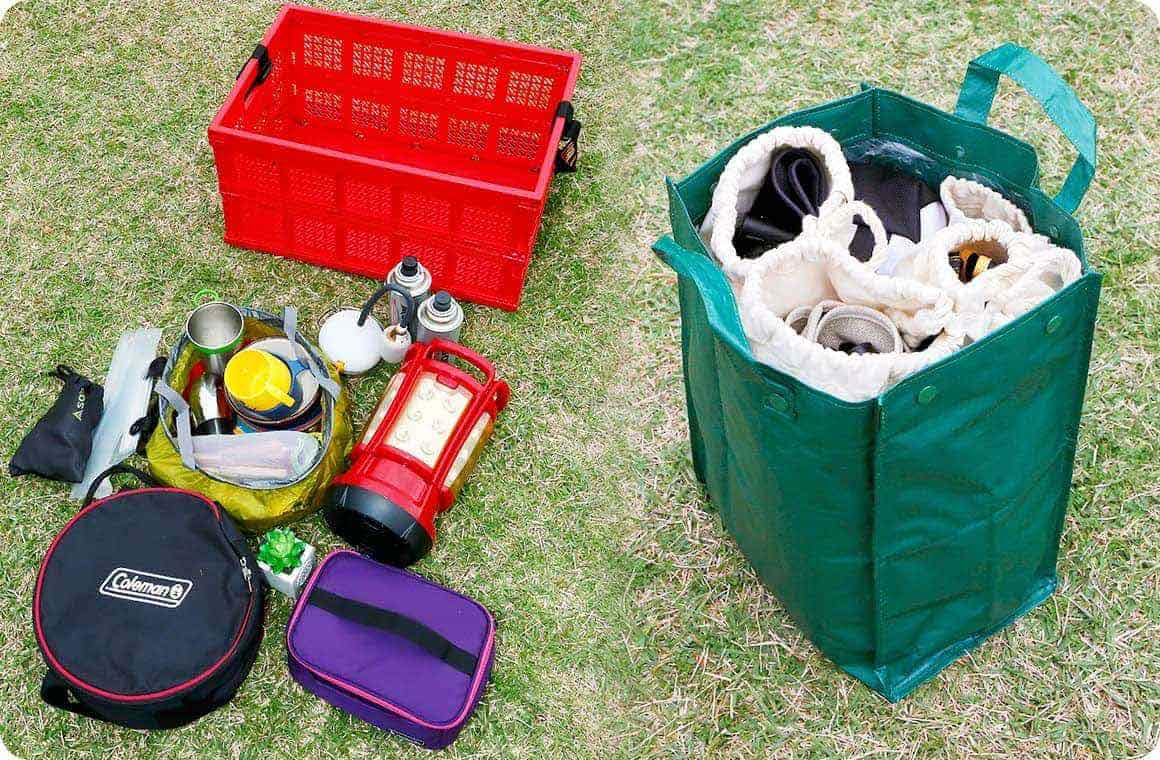 キッチン用品などの細かいアイテムはあらかじめ折りたたみ式コンテナや袋などに収納してしまおう！