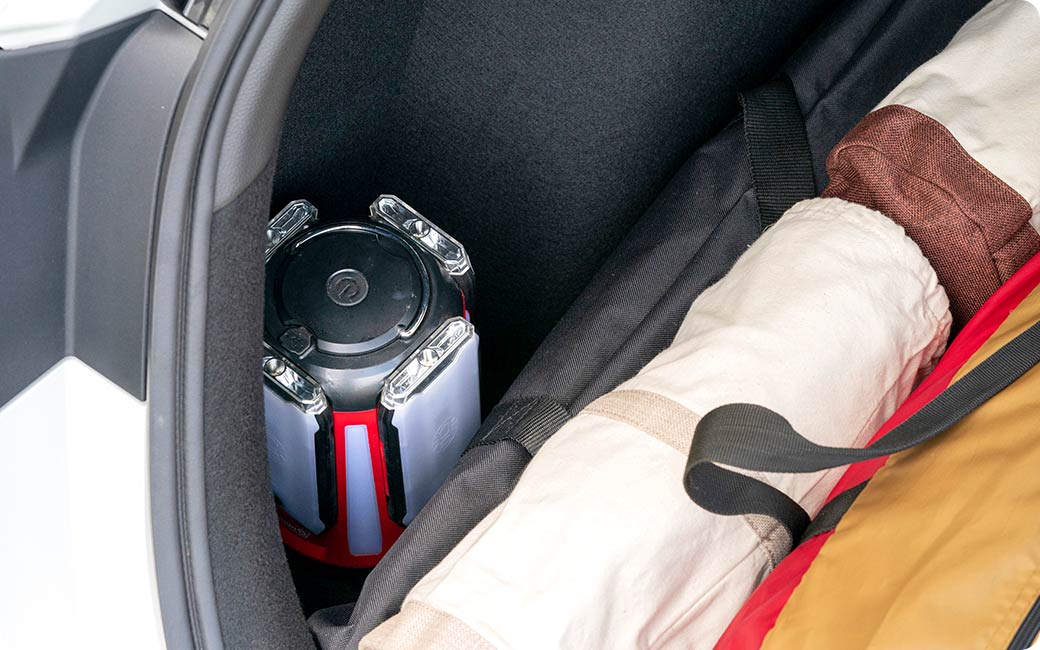 荷室側面の深くなったスペースも活用！