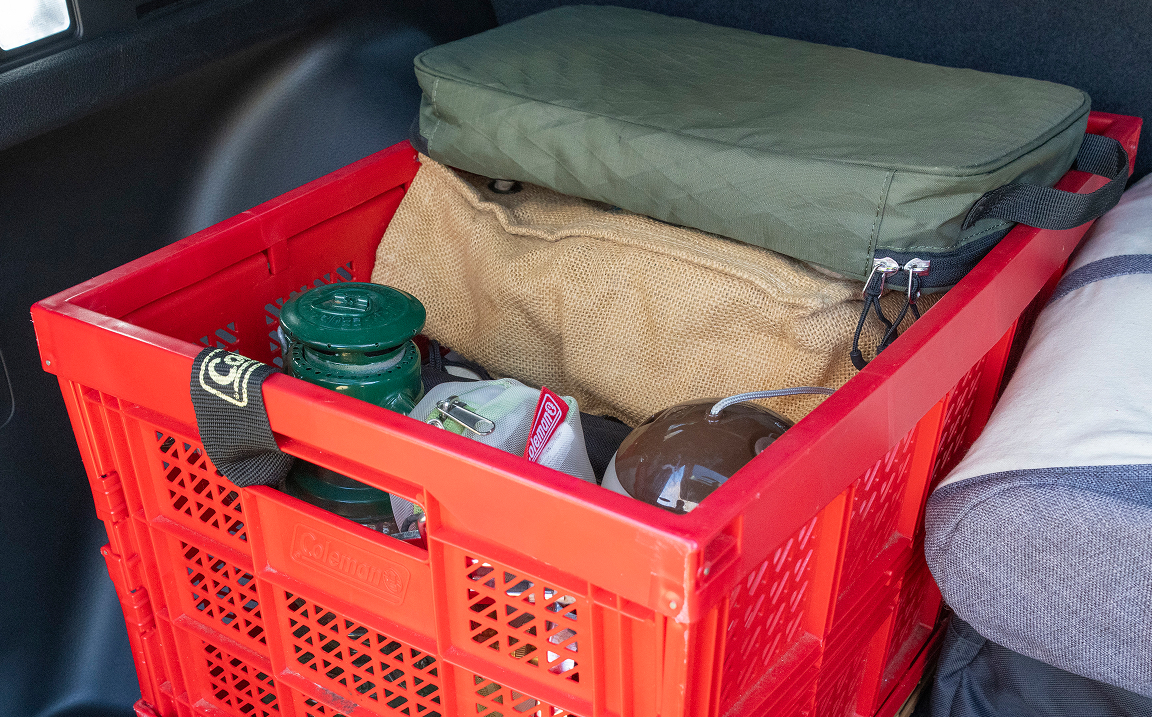 大きなコンテナには小物類をまとめておくと、形の異なるアイテムもすっきり収納できる。