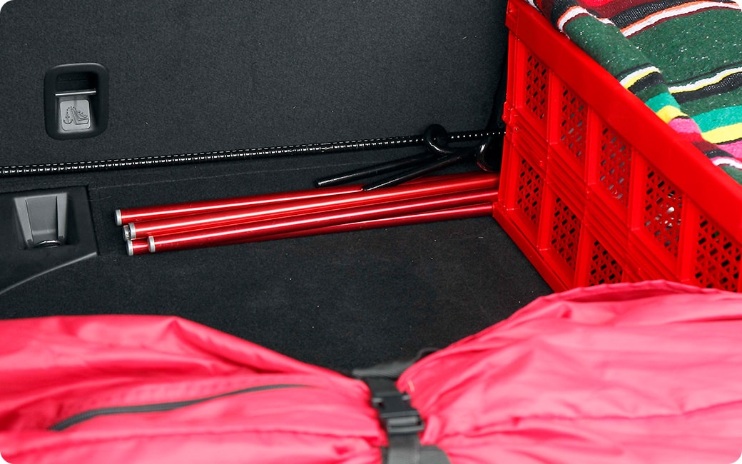 後席の斜めのデッドスペースは、ポールなど、棒状の道具の置き場所に！