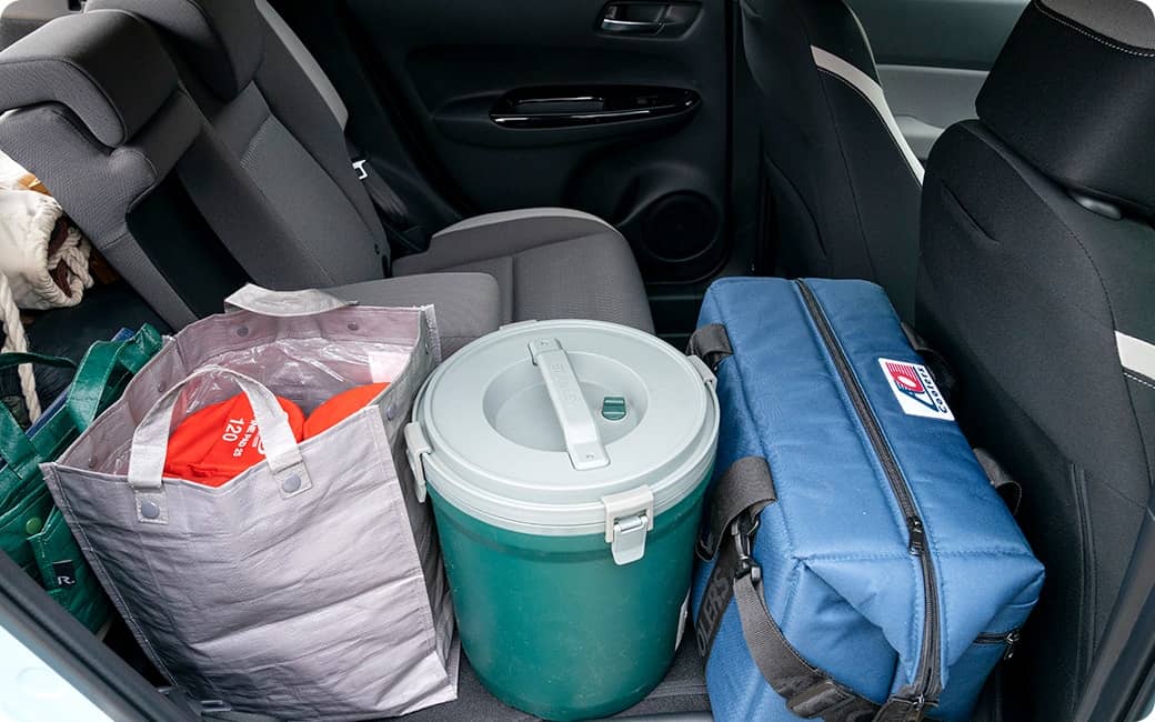 クーラーボックスは後席に！