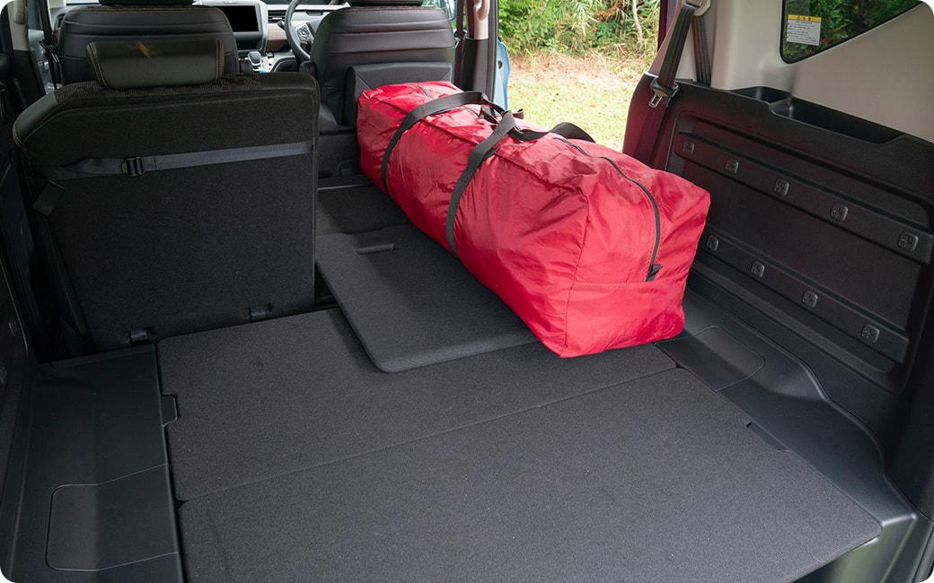 人数に応じて、後席を倒しての積載も有効！1