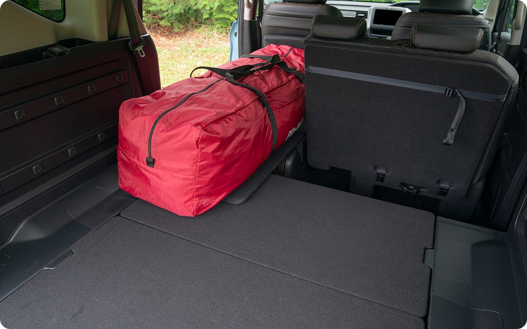 人数に応じて、後席を倒しての積載も有効！2