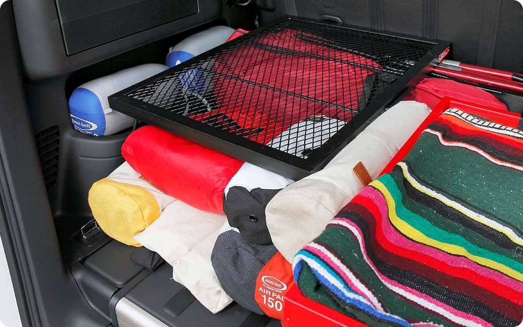 低くて幅が狭いテーブルは、立てれば仕切り棚として活用できる！