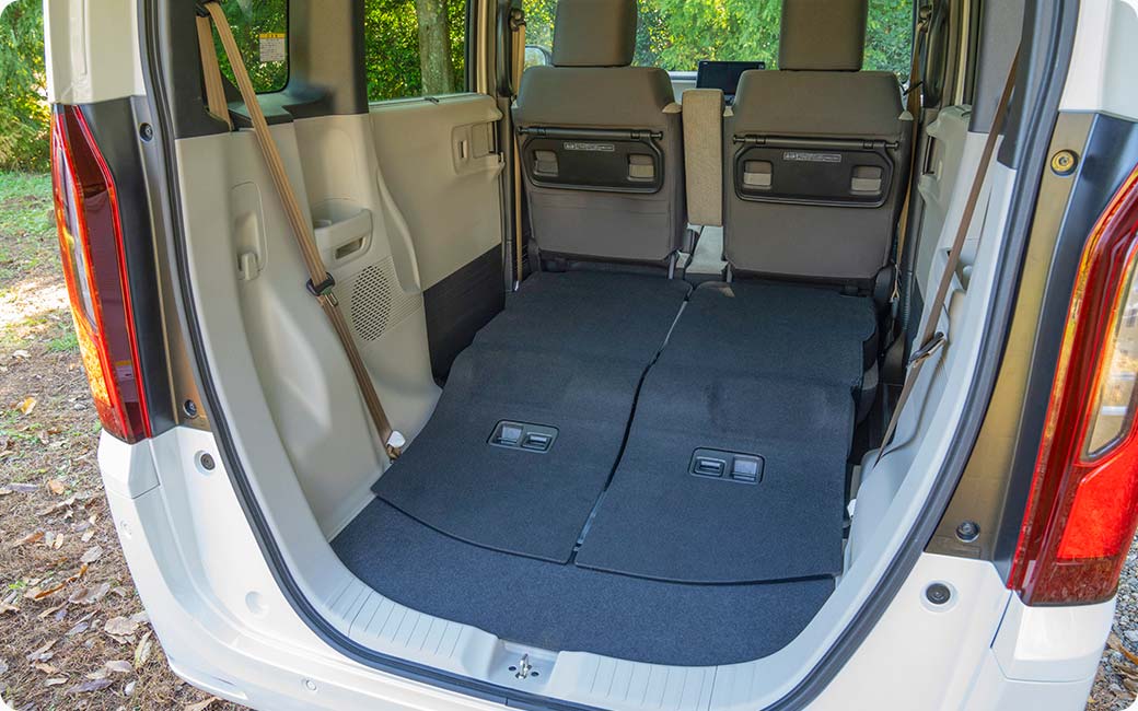 リアシートを収納すれば荷室空間はさらに拡大！