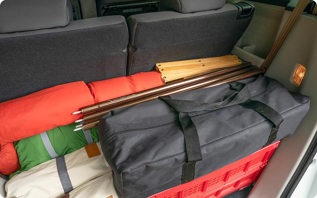 リアシートの背面に沿わすようにスペースを埋める