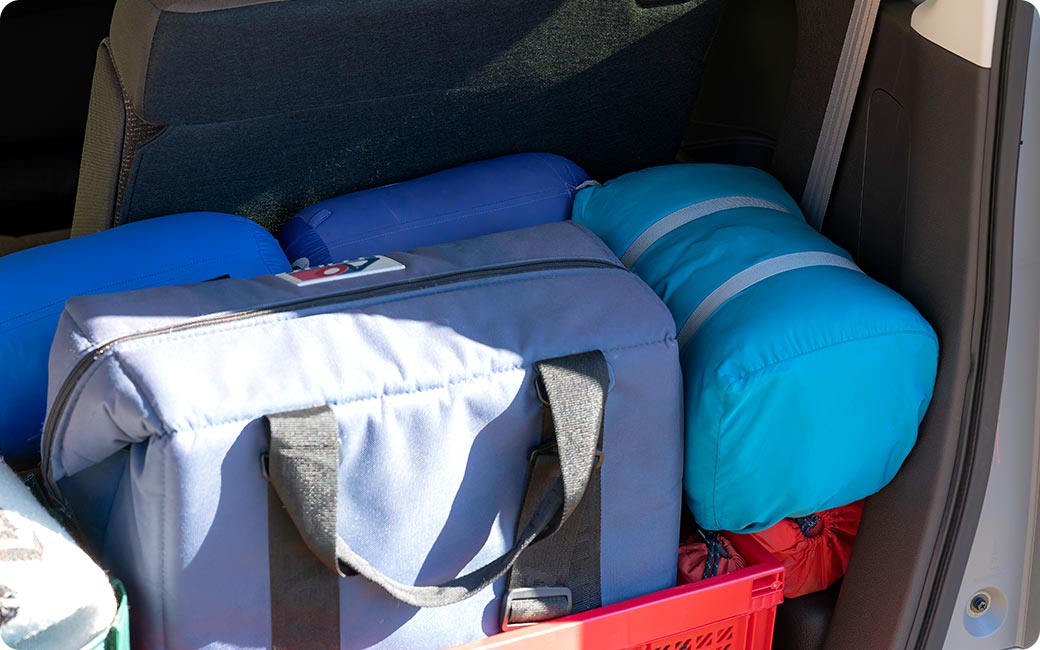 ちょっとした隙間は、寝袋やマットで埋めよう