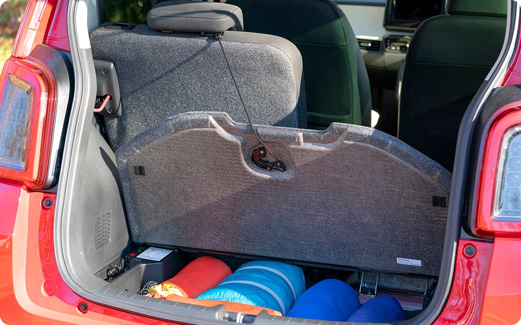 積み込み時はフックをヘッドレストに掛けて固定