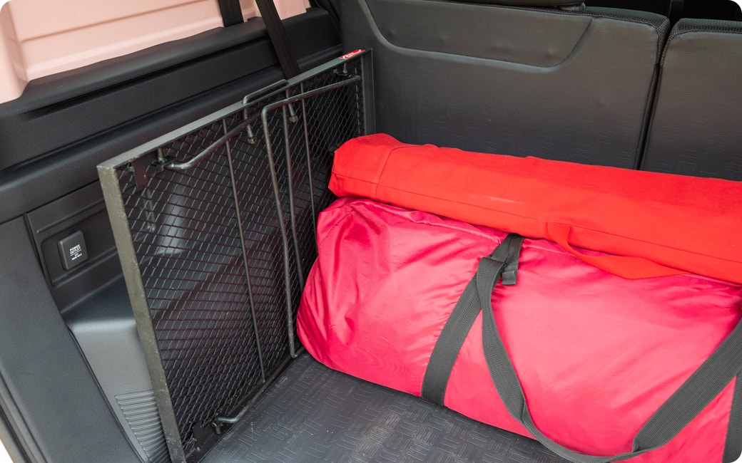 薄型のテーブルなどを縦に積むのもあり！