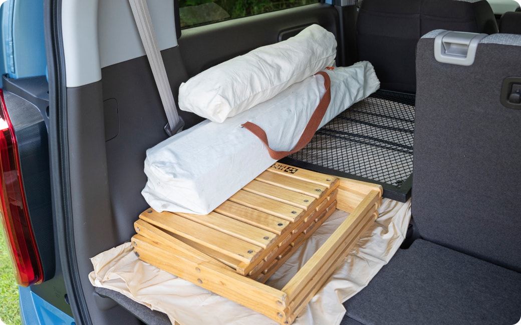 キャンプサイトですぐに取り出したい道具は後席ドア寄りに