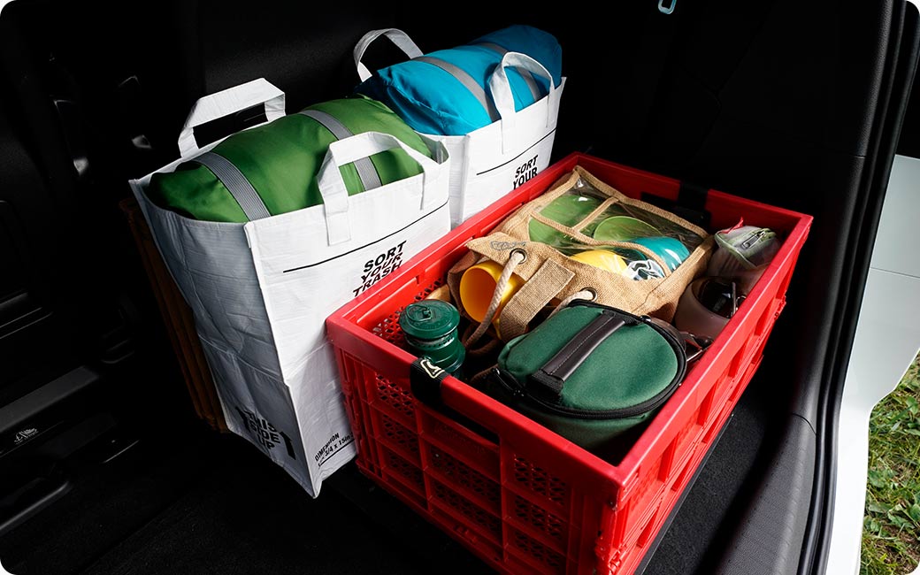 折りたたみ式のコンテナボックスや袋を活用して小物を収納