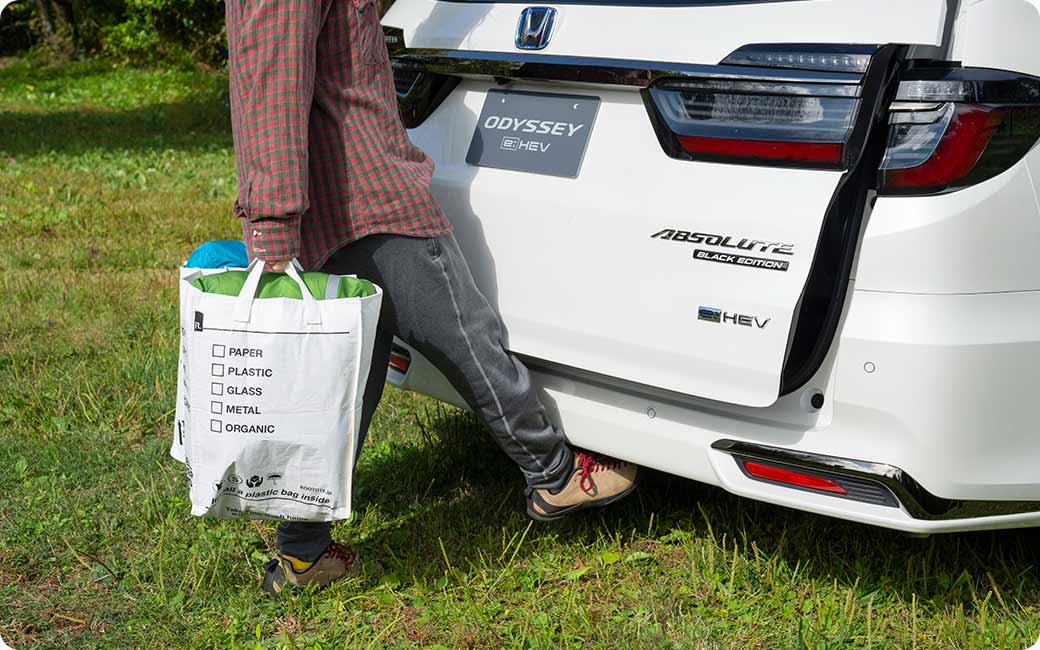 ハンズフリーアクセスパワーテールゲート＆低床で荷物の積み込みがラク！