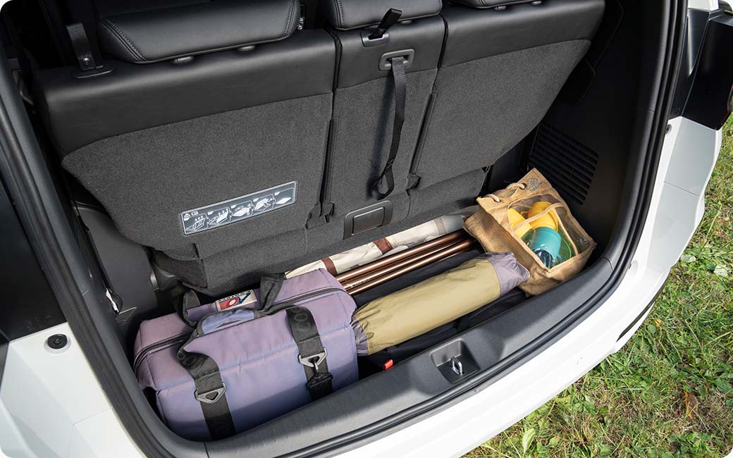 3列目シートを立てた際の荷室は床面が一段低くなっており、限られたスペースでより効率的な荷室空間を実現。約23cm深く使うことができる。