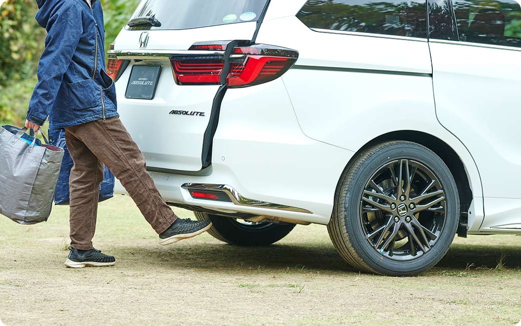 ハンズフリーアクセスパワーテールゲート＆低床で荷物の積み込みがラク！