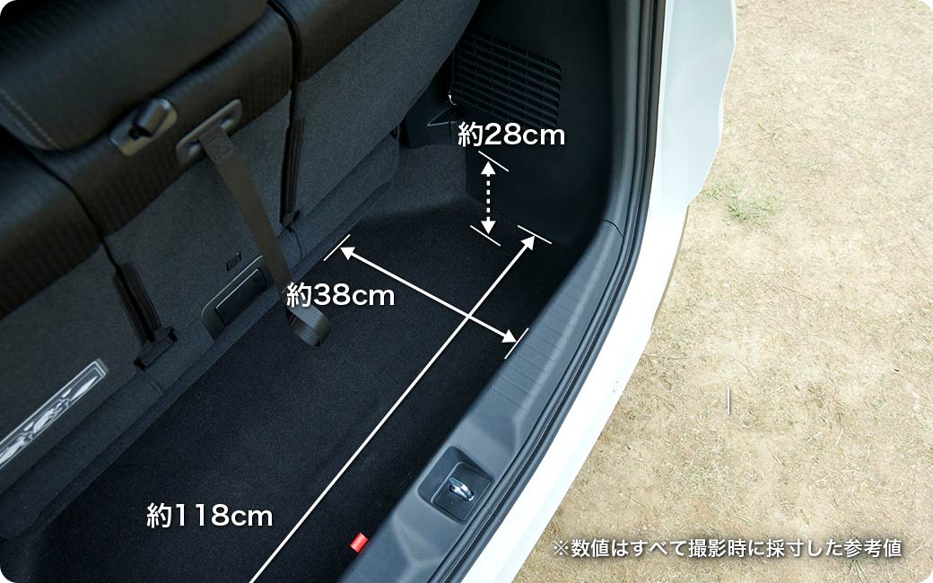 大人数での買い出しや周辺探索にも便利！ 3列目シートを立てたままでも荷室の容量は十分！