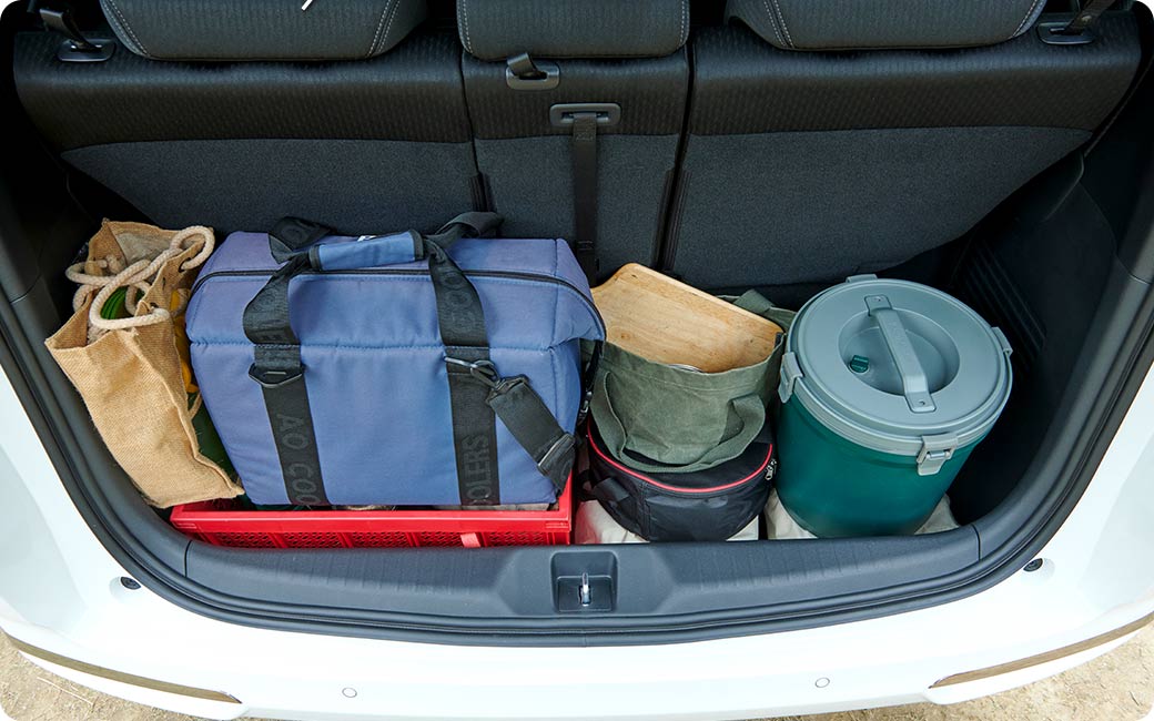3列目シートを立てた際の荷室は床面が一段低くなっており、限られたスペースでより効率的な荷室空間を実現。約23cm深く使うことができる。