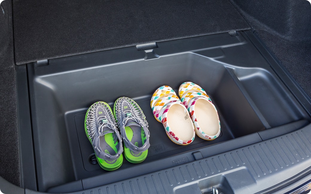 汚れたサンダルは荷室下のスペースに収納