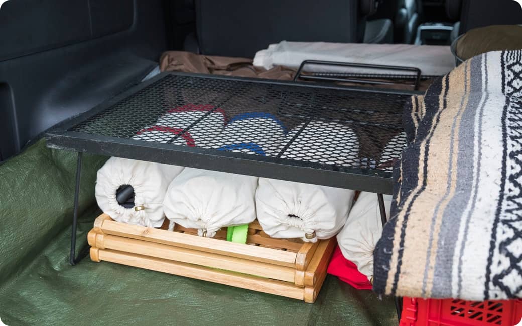 スチールテーブルを組み立てて収納代わりに