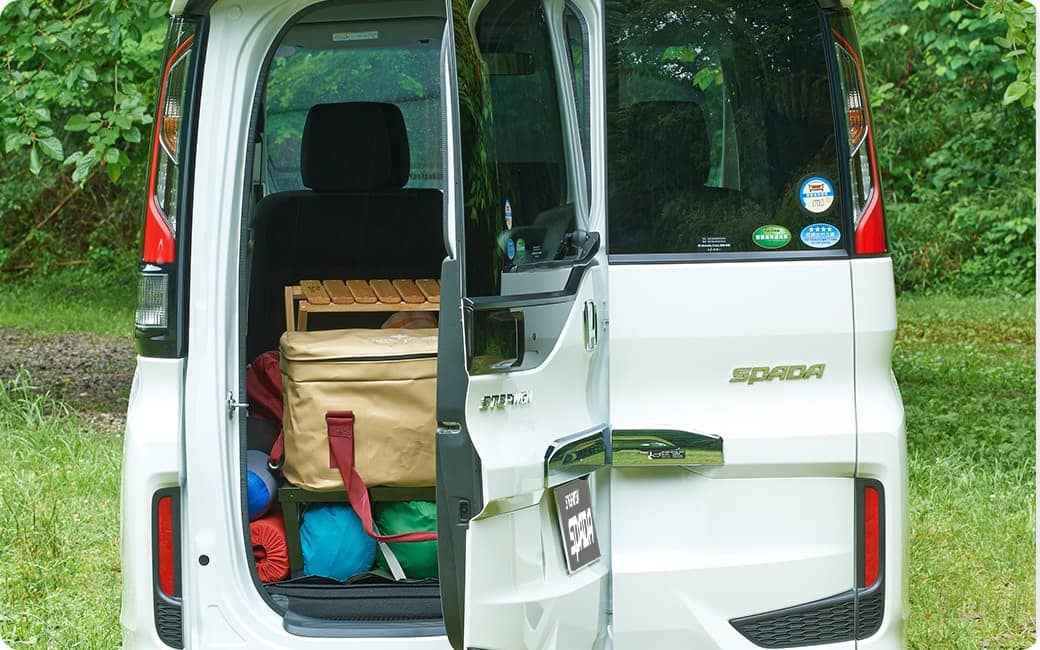 空いたスペースに、寝袋などを詰めて、滑り止めに