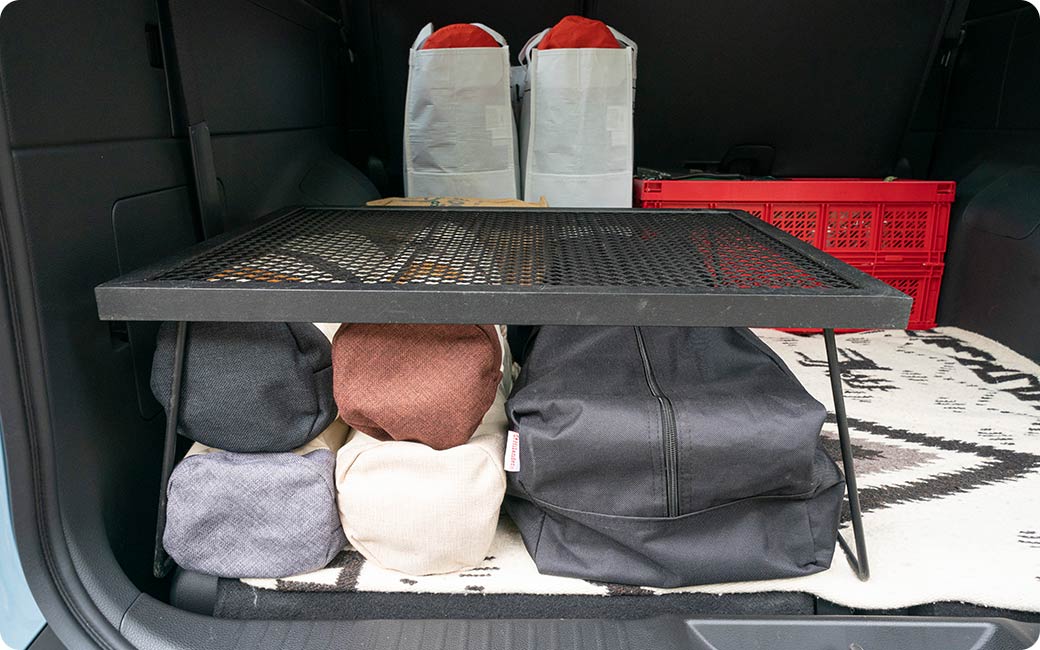 スチールテーブルを組み立てて収納代わりに