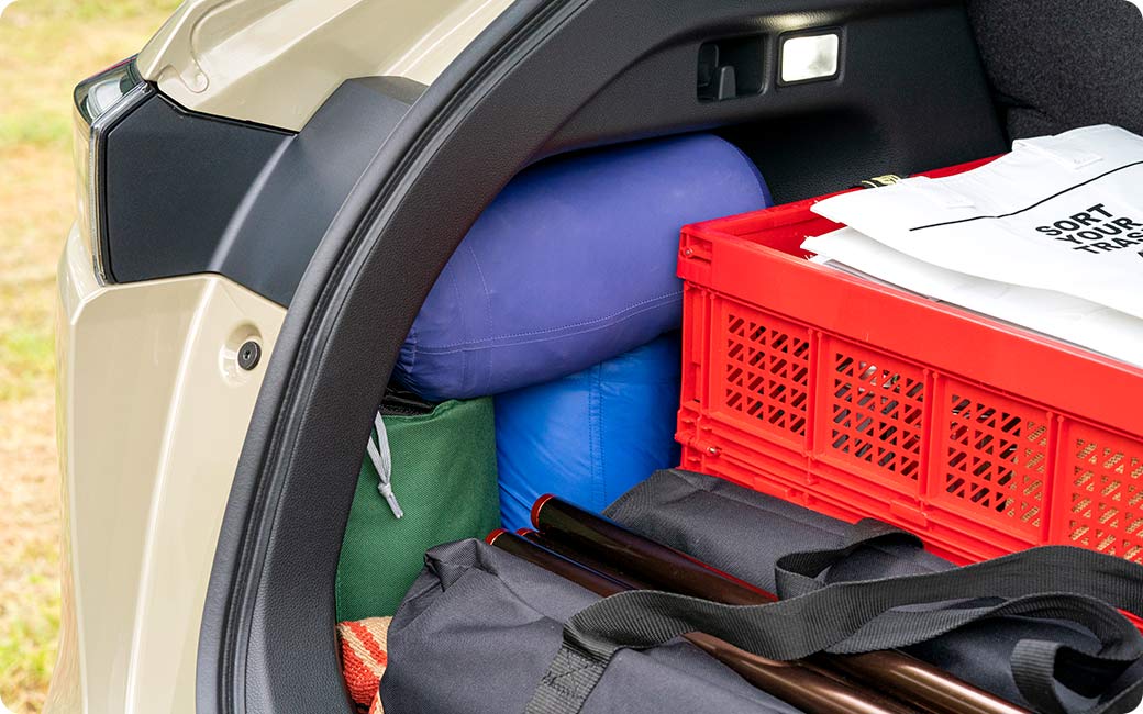 荷室側面の深くなったスペースも有効活用！