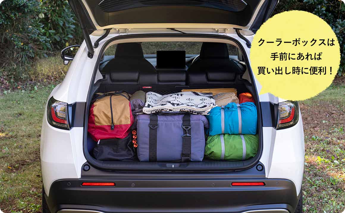 寝袋やマットを隙間に、クーラーボックスは最後に積もう