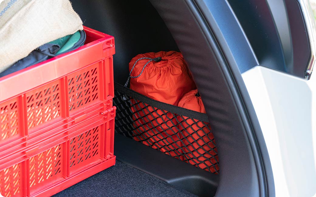 荷室側面のスペースも有効活用！