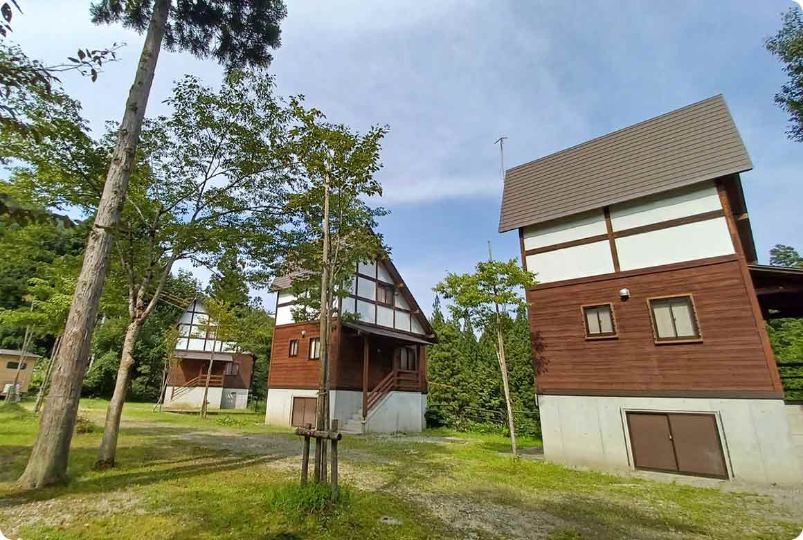 コテージは全6棟（いずれも定員10名まで）。テント泊より断然手軽にアウトドア体験ができます