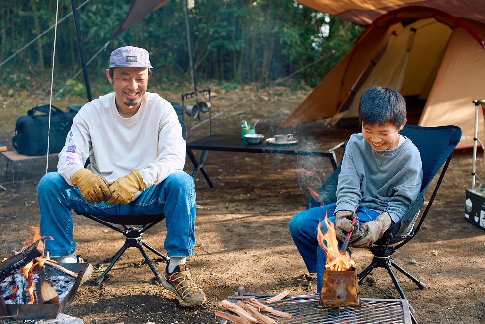 すでにベテランキャンパーの結平くんは、大人でも難しいファイアースターターを使った火おこしにも初成功！