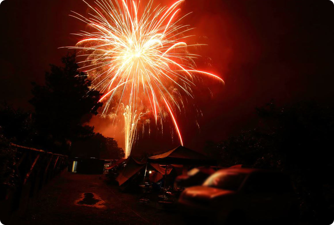 夏の恒例イベントの花火は、キャンプサイトから間近で鑑賞できる