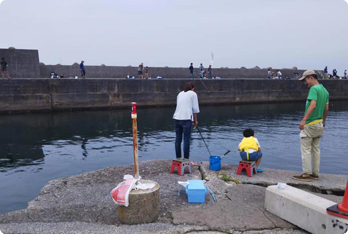 キャンプ場から徒歩でアクセスできる松部漁港。駐車場がないため、キャンプサイトにクルマを停めてアクセスする